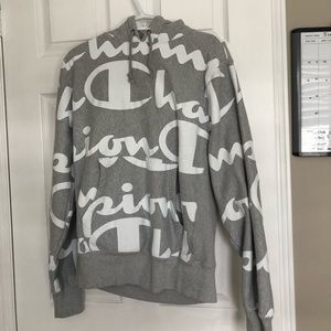 Tshirts, hoodies and crewnecks